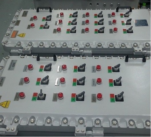 Montagem de painel comando elétrico